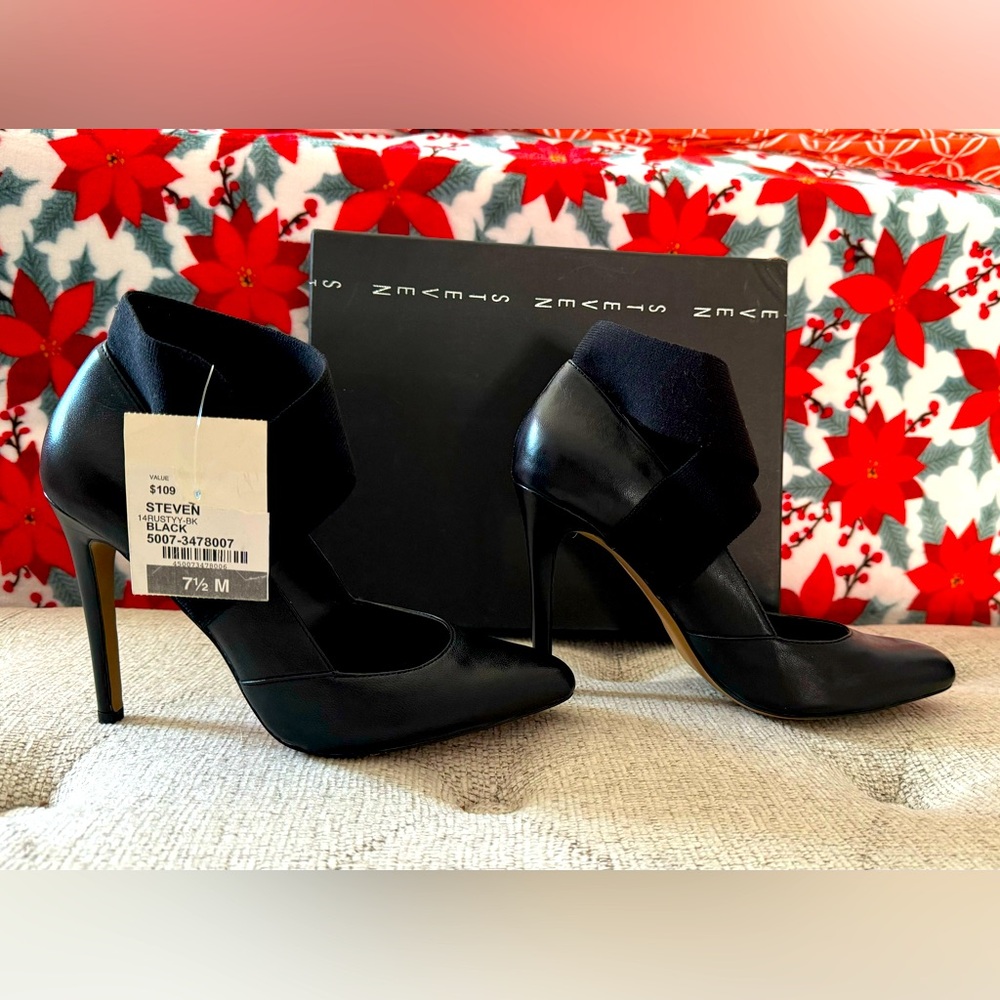 Unique and super comfy STEVE MADDEN black high heels with ankle band. Size 7.5M.